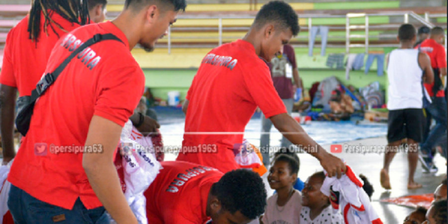 Persipura Jayapura Sambangi Korban Musibah Banjir di Sentani