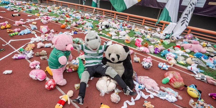 Bikin Decak Kagum, 20 Ribu Boneka Berhamburan di Stadion Gelora Bung Tomo