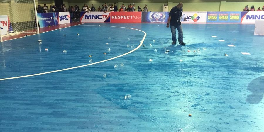 Rusuh! Ratusan Botol Melayang di Final Pro Futsal League 2019