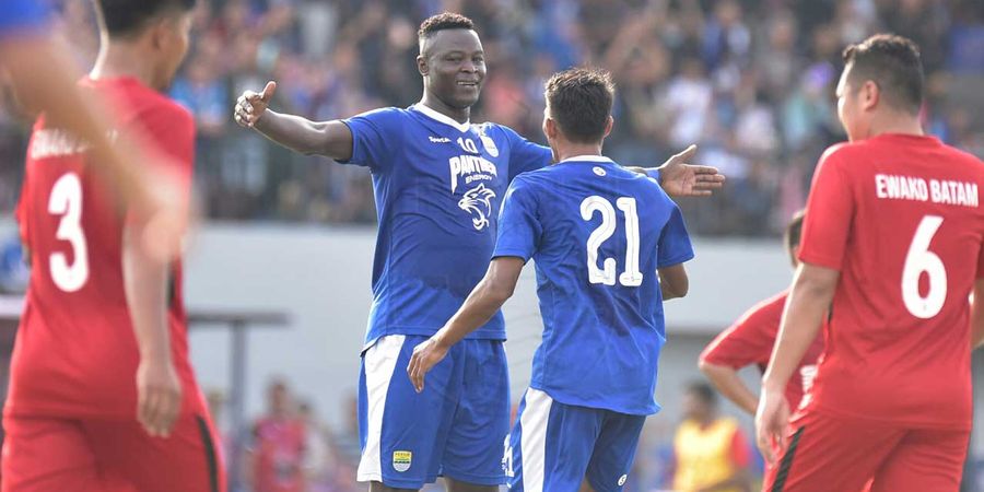 Ezechiel N'Douassel Dapat Sorotan Serius dari Legenda Persib