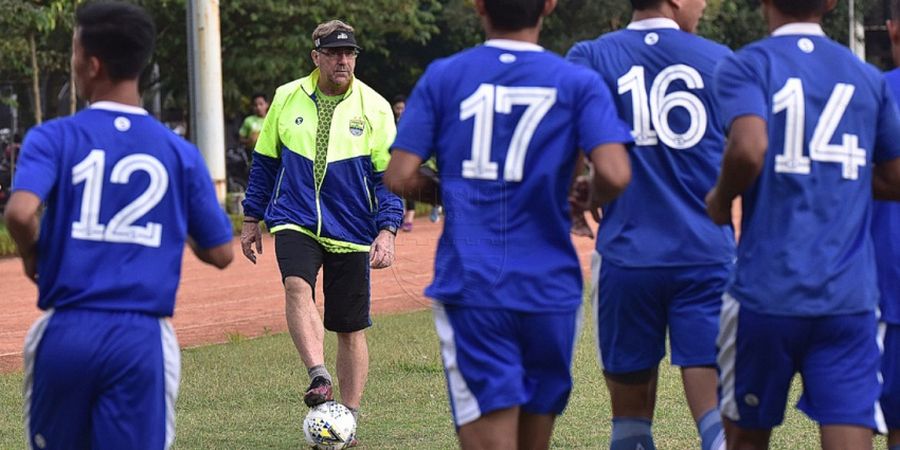 Masa Kritis Persib, Lepas dari Mulut Buaya, Masuk Kandang Macan