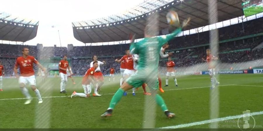 VIDEO - Penyelamatan 1 Tangan Neuer Bikin Gawang Muenchen Tak Bercela