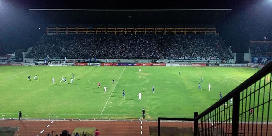 VIDEO - Aksi Lempar Botol Antarsuporter Warnai Laga PSIS Vs Persija