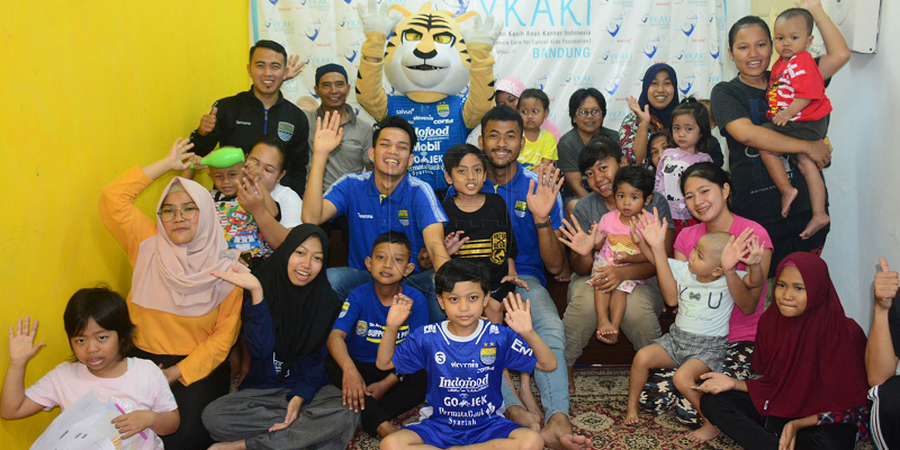 Persib Gelar Kunjungan Sosial ke Anak Penderita Kanker di Bandung