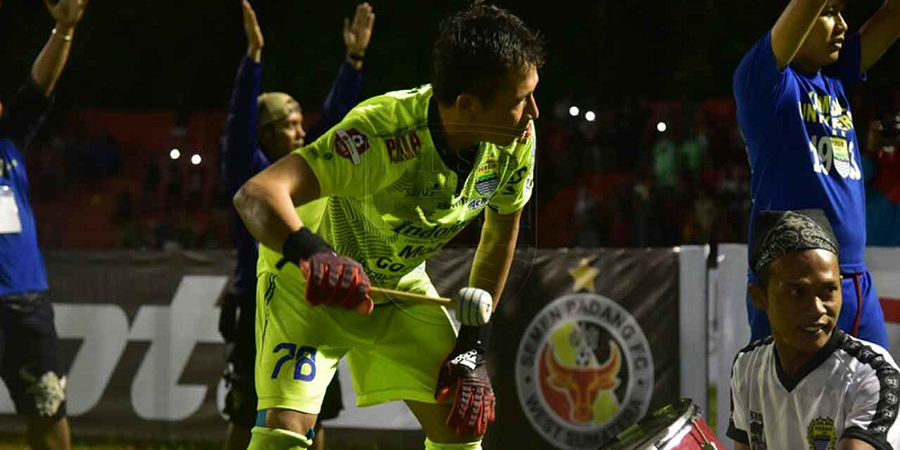 Demi Keselamatan Keluarga dan Hindari Keluar Rumah, Kiper Senior Persib Potong Rambut Sendiri