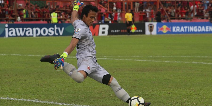 Kesan Kiper Madura United Muhammad Ridho Bertanding Pakai Rompi