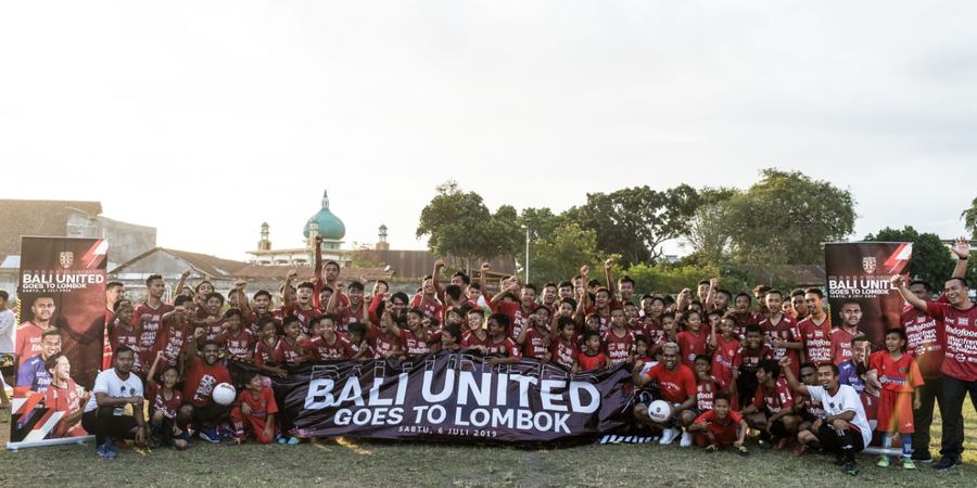 Bali United Bagikan 1000 Bola Gratis dan Resmikan SSB di Lombok