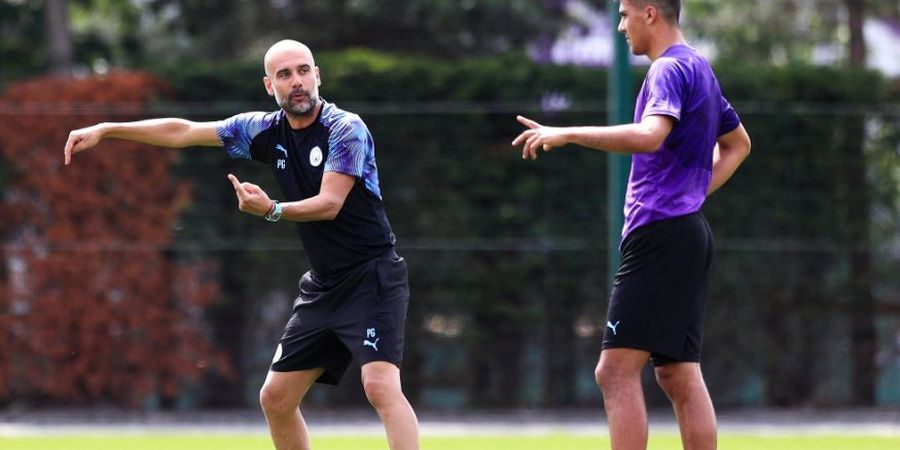 VIDEO - Skill Belum Hilang, Pep Guardiola Kontrol Bola Tanpa Grogi