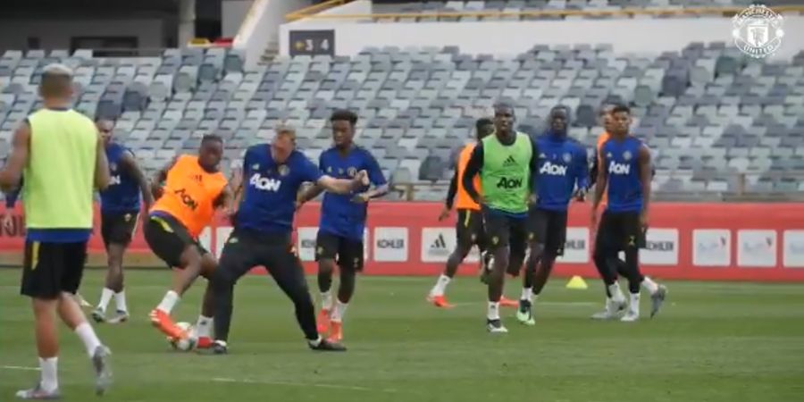 VIDEO - Phil Jones Jadi Bulan-bulanan akibat Digocek Aaron Wan-Bissaka