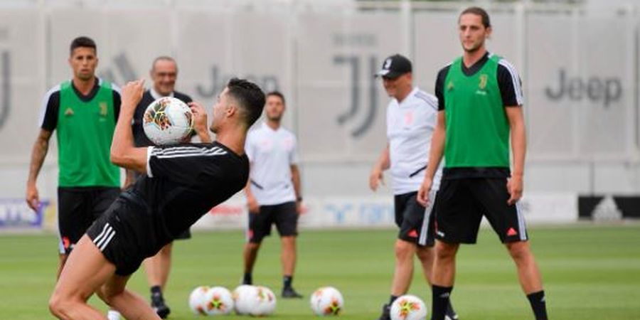 VIDEO - Ronaldo Lari Sangat Kencang, Higuain Pasrah Digocek di Latihan Juventus