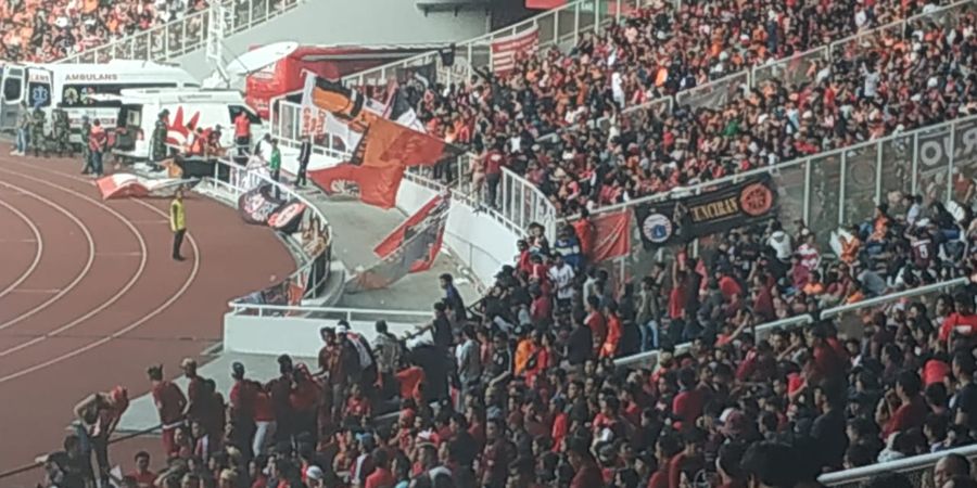 Kalah Jumlah dari The Jak Mania, Suporter PSM Tetap Lantang di SUGBK