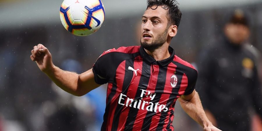 Tidak Ada Rem, Hakan Calhanoglu Samai Pemain Nomor 10 Terbaik AC Milan 