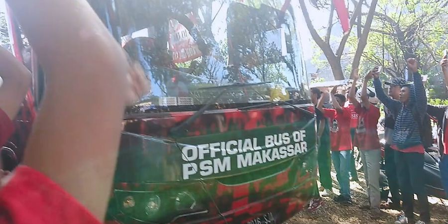 Final Piala Indonesia - Sambutan Meriah Kawal Kedatangan Bus PSM di Stadion Mattoangin