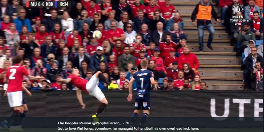 VIDEO - Salto Ngawur Phil Jones Berbuah Pelanggaran untuk Man United