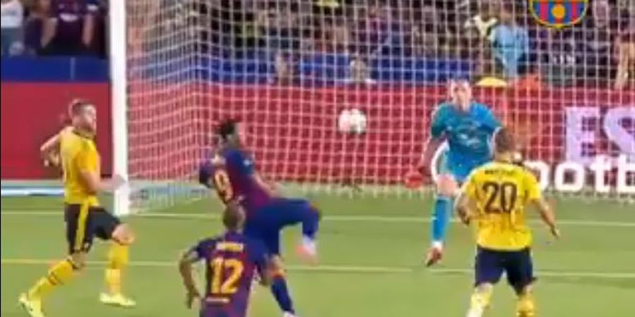 VIDEO - Cetak Gol Tak Lihat Gawang, Luis Suarez Pastikan Barcelona Tekuk Arsenal