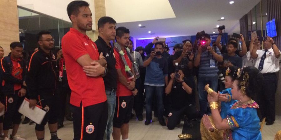 Tarian Tradisional Makassar Sambut Kedatangan Pemain Persija Jakarta