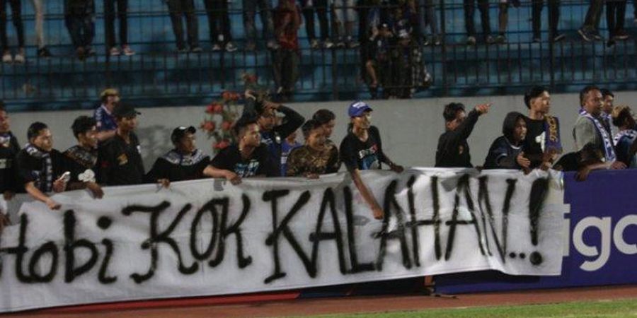 Suporter PSIS Masuk Lapangan dan Tak Mau Nyanyikan Anthem Usai Dikalahkan Persipura