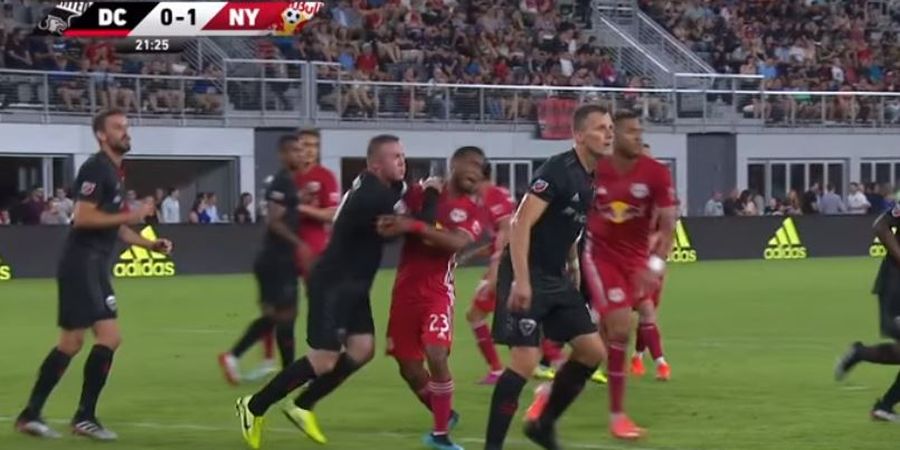 VIDEO - Main Kasar, Eks Striker Man United Wayne Rooney Dikartu Merah