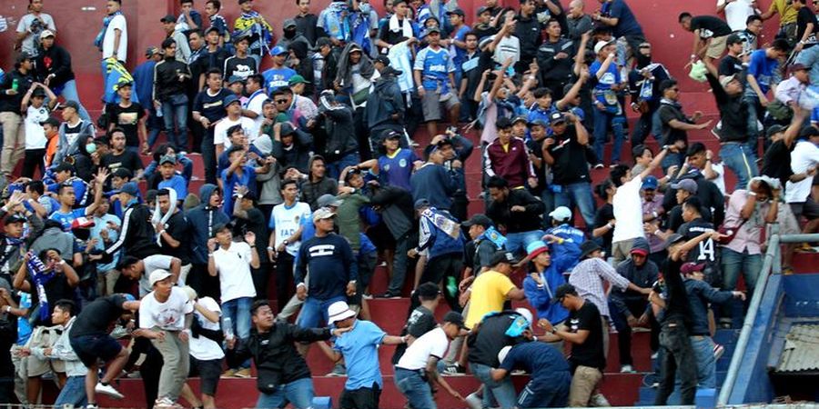 VIDEO - Kericuhan Suporter Warnai Laga Liga 2 Persik Vs PSIM