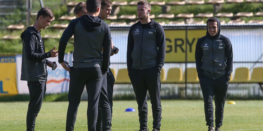 Termasuk Egy Maulana Vikri, Pemain Lechia Gdansk Diteror Flare di Laga Piala Polandia