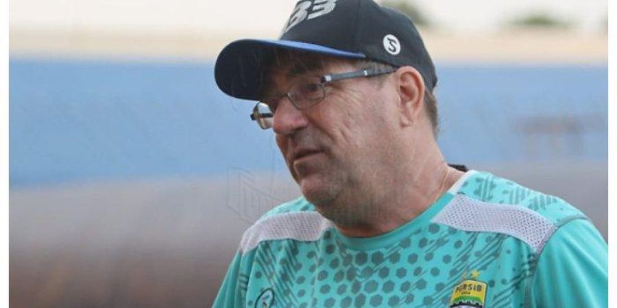 Robert Rene Alberts Enggan Tanggapi Kinerja Wasit Laga Madura United Vs Persib