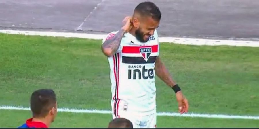 Gara-gara Dani Alves, Pertandingan Sao Paulo Sempat Dihentikan