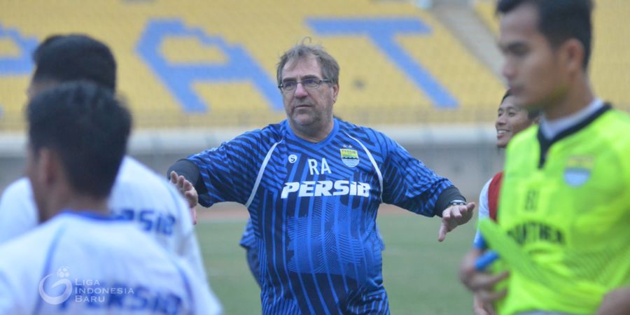 Persib Jalani TC Hari Pertama, Robert: Kami Latihan dan Makan Bersama