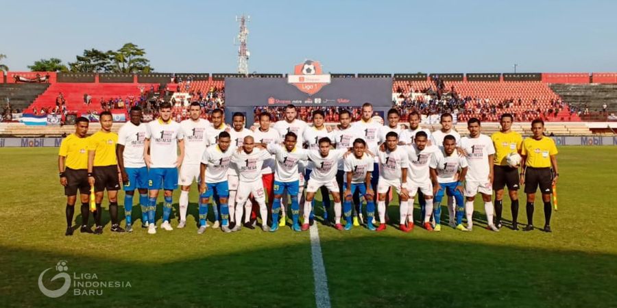 Makna Kaus Putih yang Digunakan Pemain Sebelum Kick-off Laga Persib Vs Persija