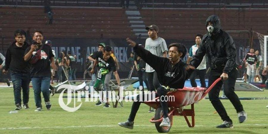 Persebaya Surabaya Datang Pakai Bus Pulang Menggunakan Rantis