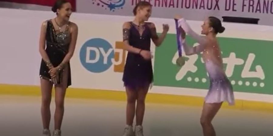 VIDEO - Ketika Panitia Ice Skating Internationaux De France Salah Berikan Medali Pemenang