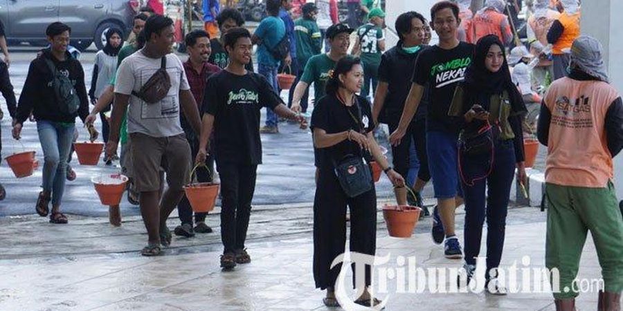 Bonek Ikuti Kerja Bakti Membersihkan Stadion Gelora Bung Tomo