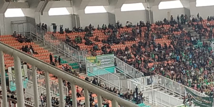 Sedang Dihukum, Suporter Persebaya Terlihat di Stadion Pakansari