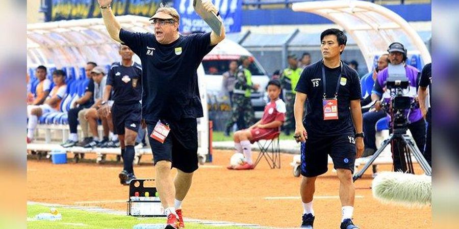 Persib Tak Miliki Stadion Sendiri, Robert Alberts Komentari Stadion Si Jalak Harupat