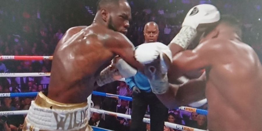 Hasil Tinju - Deontay Wilder Tundukkan Luis Ortiz dengan Satu Pukulan Keras