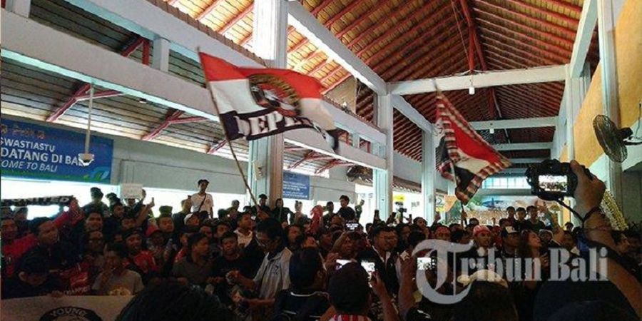 Ratusan Suporter Bali United Serbu Bandara I Gusti Ngurah Rai