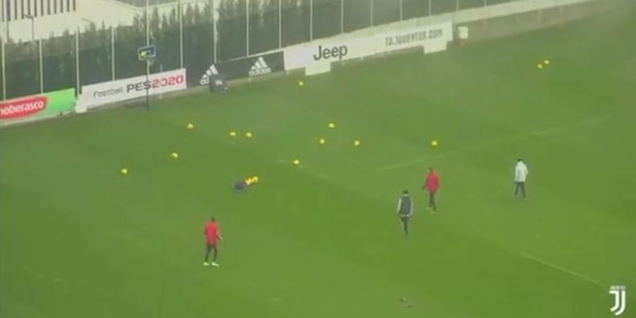 VIDEO - Kiper Juventus Masukkan Bola ke Ring Basket Pakai Kaki Terlemah