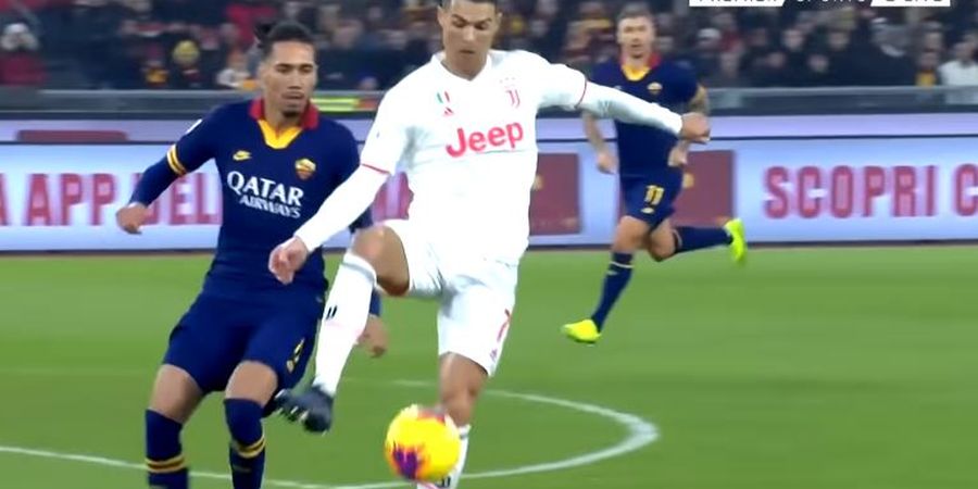 VIDEO - Dihadang Smalling, Cristiano Ronaldo Keluarkan Gocekan Memutar