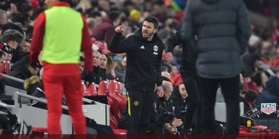 Adu Mulut Michael Carrick dengan Fan Liverpool dalam Laga di Anfield