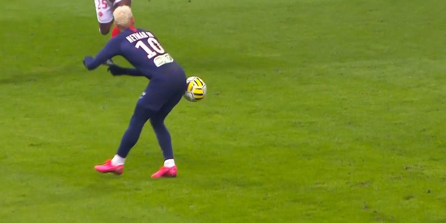 VIDEO - Teknik Oper Bola Nyeleneh ala Neymar, Pakai Pantat!