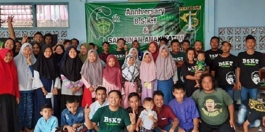 Rayakan Hari Jadi Keenam, Komunitas Bonek di Tulungagung Santuni Anak Yatim