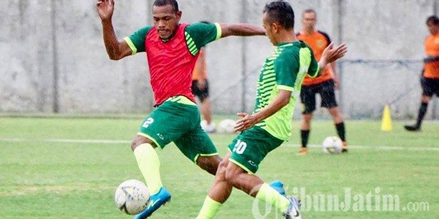 Pelatih Persebaya Ingin Pertahankan Pemain Berpolemik, Ini Respon Manajemen