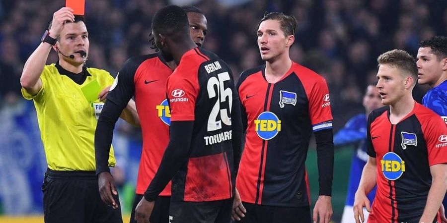 Piala Jerman - Jadi Korban Rasialisme, Pemain Hertha Berlin Malah Kena Kartu Merah