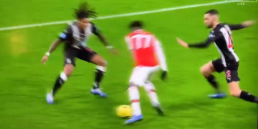 VIDEO - Aksi Nutmeg Youngster Arsenal Saat Dikepung Pemain Newcastle