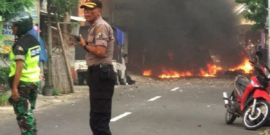 VIDEO - Kerusuhan Bonek dan Aremania di Blitar, 7 Motor Terbakar