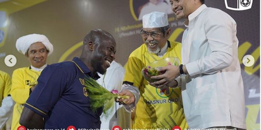 Pemain Barito Putera Jalani Ritual Tapung Tawar saat Launching Tim