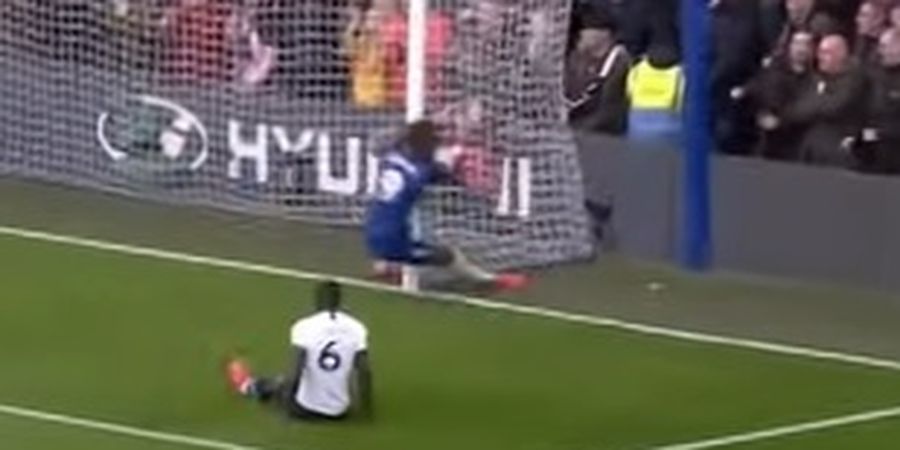 VIDEO - Nyeri, Tammy Abraham Jatuh Tersungkur Setelah Daerah Vitalnya Hantam Tiang Gawang