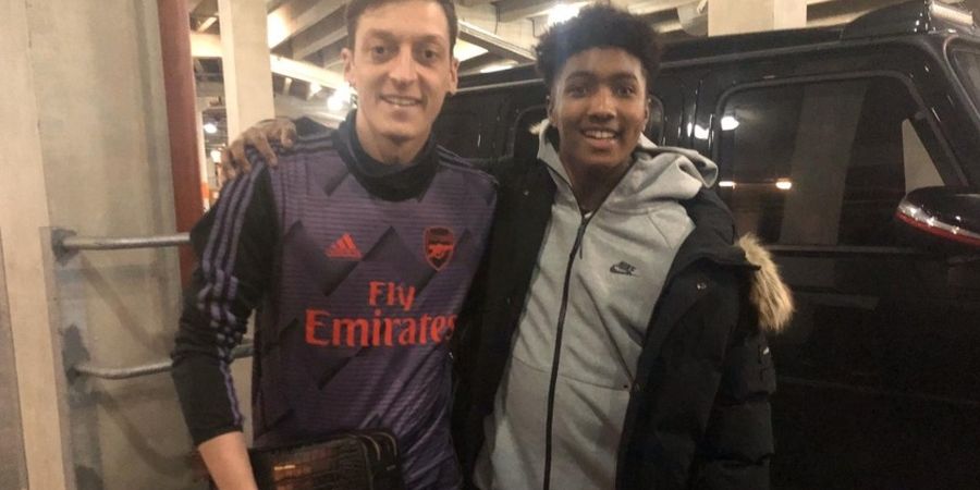 Sikap Mulia Mesut Oezil Terhadap Fan Arsenal yang Derita Sakit Parah