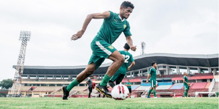 Gelandang Persebaya Lebih Akrab dengan Cangkul daripada Sepatu Bola Selama Liga 1 Berhenti