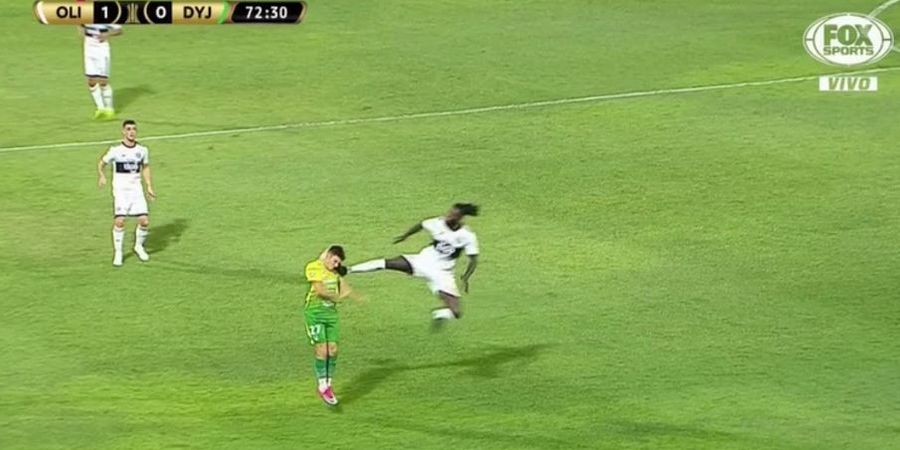 VIDEO - Aksi Heboh Adebayor, Lepaskan Tendangan Kungfu ke Lawan