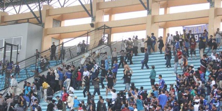 VIDEO - Kericuhan Antar Suporter pada Laga PSIS Semarang VS Arema